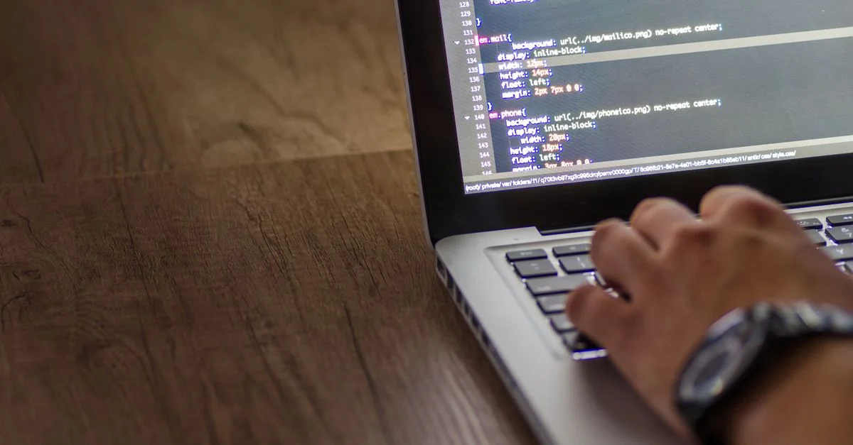 Une personne tape du code sur un ordinateur portable, se concentrant sur l'écran avec un script de programmation.